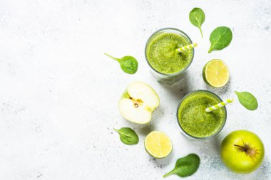 Meyve ve sebze beyaz yeşil smoothie.