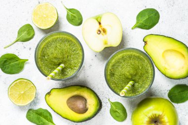 Meyve ve sebze beyaz yeşil smoothie.