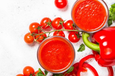 Domates sebze suyu beyaz cam.