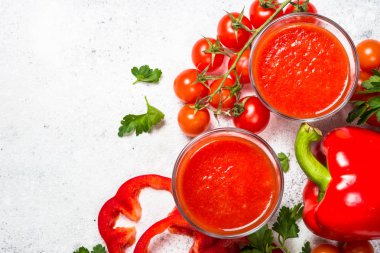 Domates sebze suyu beyaz cam.