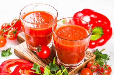 Domates sebze suyu beyaz cam.