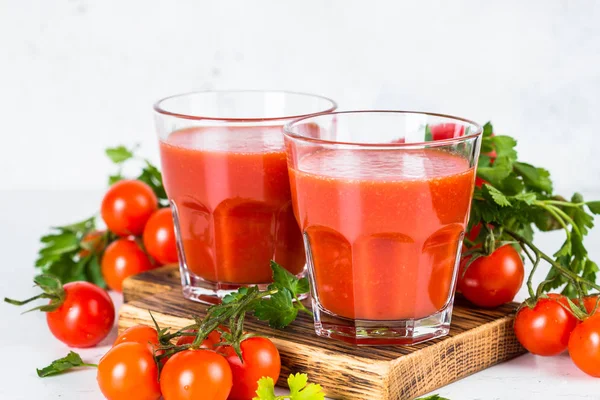 Tomatjuice i glas på vit. — Stockfoto
