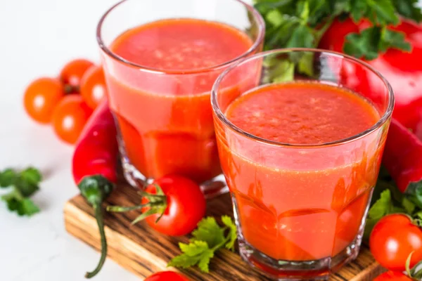 Tomat vegetabiliska juice i glas på vit. — Stockfoto