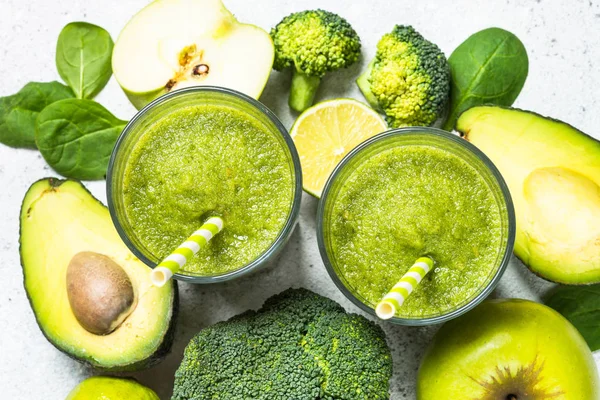 Meyve ve sebze beyaz yeşil smoothie.