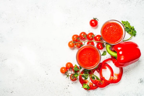 Domates sebze suyu beyaz cam.