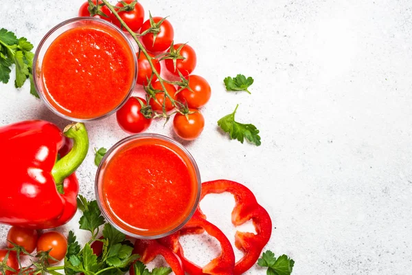 Tomat vegetabiliska juice i glas på vit. — Stockfoto