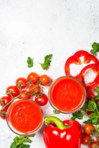 Domates sebze suyu beyaz cam.