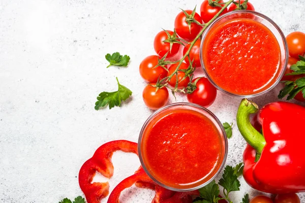 Domates sebze suyu beyaz cam.