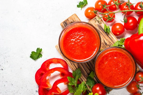 Domates sebze suyu beyaz cam.