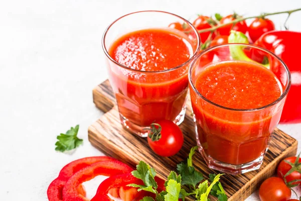 Domates sebze suyu beyaz cam.