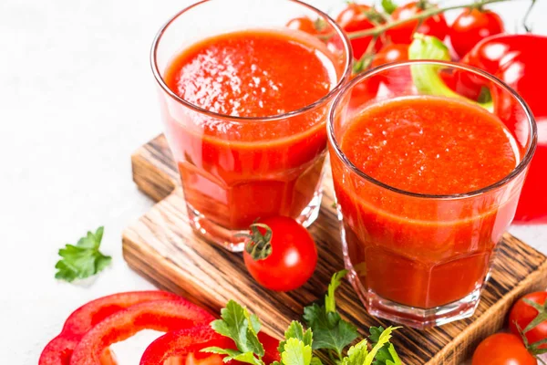 Domates sebze suyu beyaz cam.