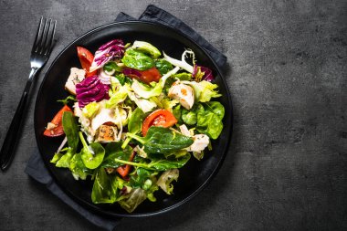 Yeşil salata tavuk ve sebze siyah ile.