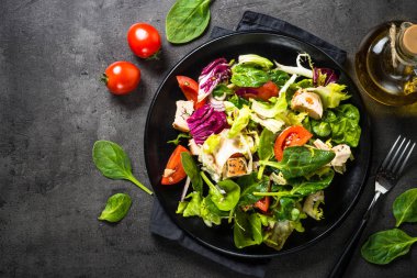 Yeşil salata tavuk ve sebze siyah ile.