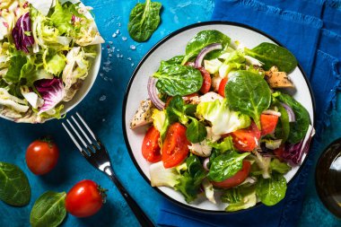 Yeşil salata ile tavuk ve sebze Üstten Görünüm.