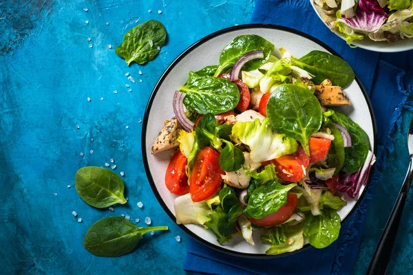 Salada verde com frango e legumes vista superior . — Fotografia de Stock