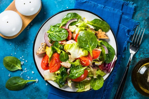 Ensalada verde con pollo y verduras vista superior . —  Fotos de Stock