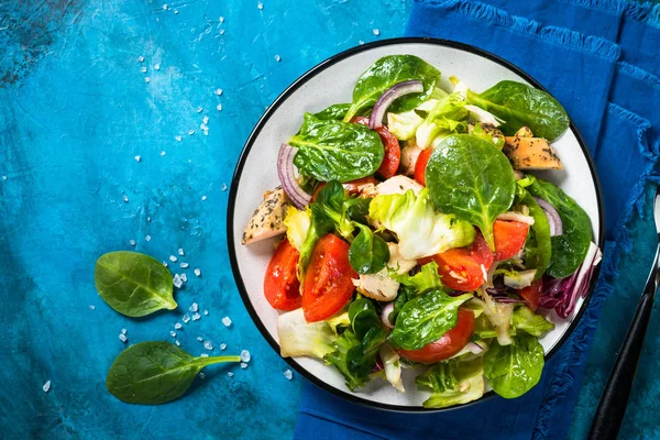 Salada verde com frango e legumes vista superior . — Fotografia de Stock