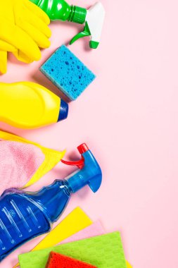 Temizlik ürünü, pembe üstten görünüm üzerinde ev.