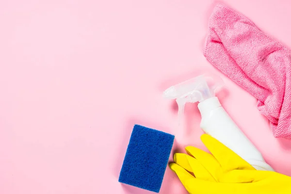 Reinigungsspray, Tuch und Handschuhe auf rosa Hintergrund. — Stockfoto