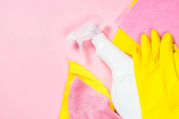 Reinigungsspray, Tuch und Handschuhe auf rosa Hintergrund. — Stockfoto