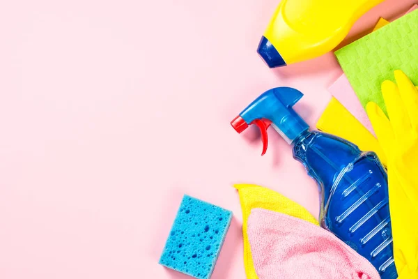 Reinigungsmittel, Haushalt auf pinkfarbener Platte. — Stockfoto