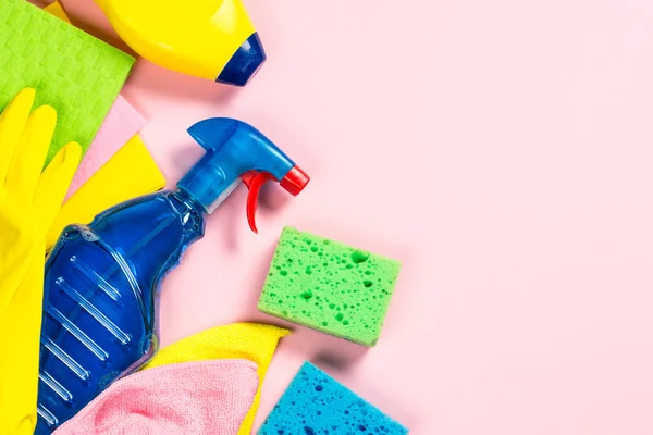 Producto de limpieza, el hogar en rosa plana laica . —  Fotos de Stock