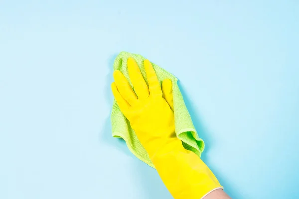 El sarı eldivenler ve mavi arka plan temizleme mikrofiber bez. — Stok fotoğraf