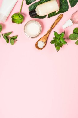 Cilt bakım ürünü, doğal kozmetik düz yatıyordu.