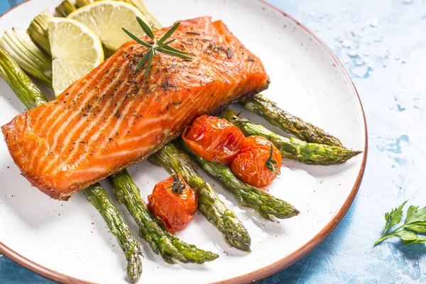 Grilled salmon fish fillet with asparagus. — Stock Photo, Image