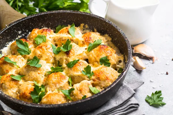 Albóndigas en salsa de crema con queso y hierbas . —  Fotos de Stock