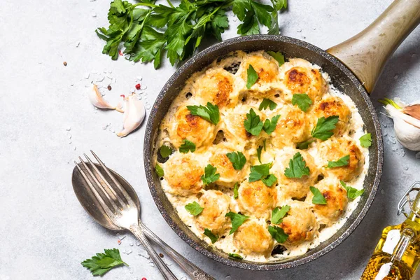 Albóndigas en salsa de crema con queso y hierbas vista superior . —  Fotos de Stock