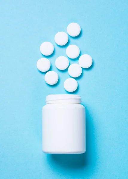 Tabletták kék felülnézetben. — Stock Fotó