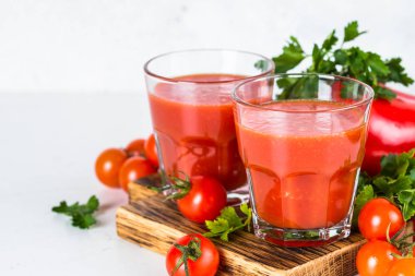 Domates sebze suyu beyaz cam.