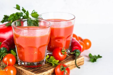 Domates sebze suyu beyaz cam.