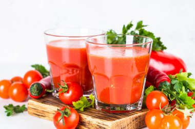 Domates sebze suyu beyaz cam.
