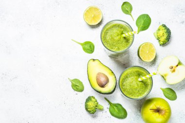 Meyve ve sebze beyaz yeşil smoothie.