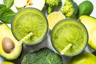 Meyve ve sebze beyaz yeşil smoothie.