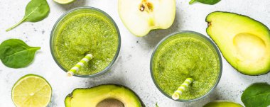 Meyve ve sebze beyaz yeşil smoothie.