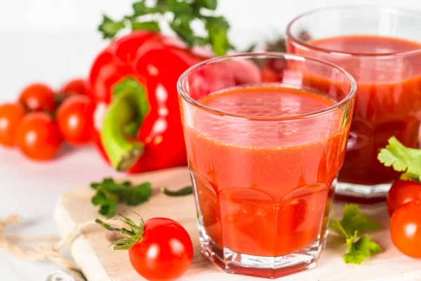 Tomat vegetabiliska juice i glas på vit. — Stockfoto