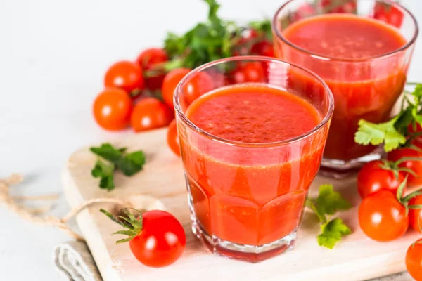 Tomat vegetabiliska juice i glas på vit. — Stockfoto