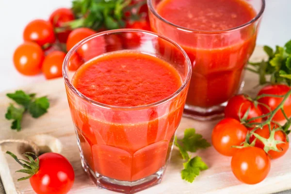 Tomat vegetabiliska juice i glas på vit. — Stockfoto