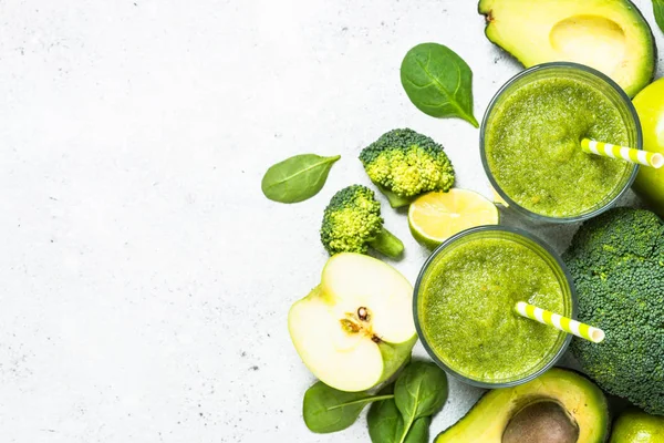 Green smoothie from fruit and vegetable on white. — Stock Photo, Image