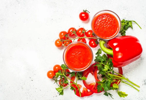 Tomat vegetabiliska juice i glas på vit. — Stockfoto