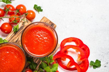 Domates sebze suyu beyaz cam.