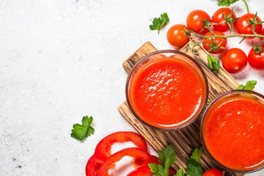 Domates sebze suyu beyaz cam.