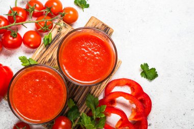 Domates sebze suyu beyaz cam.