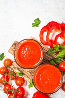 Domates sebze suyu beyaz cam.