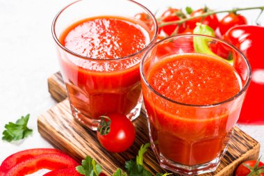 Domates sebze suyu beyaz cam.