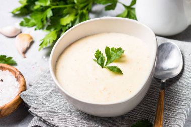 Patates ve tavuk çorbası krem.