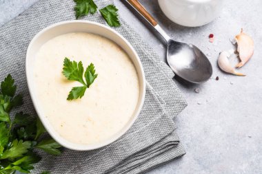 Patates ve tavuk çorbası krem.